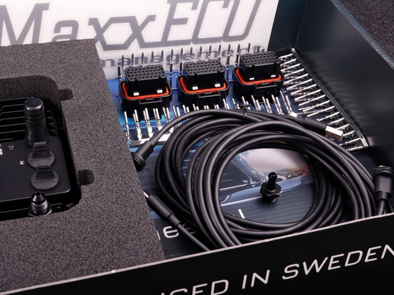 MaxxECU GEN2 TRACK, med kontaktdon och terminaler