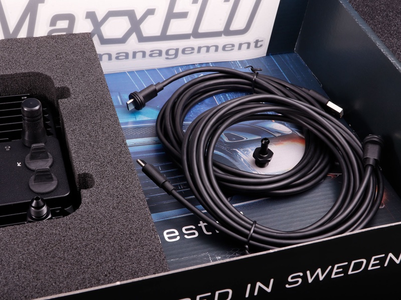 MaxxECU GEN2 TRACK, enhet i låda med standard tillbehör i låda